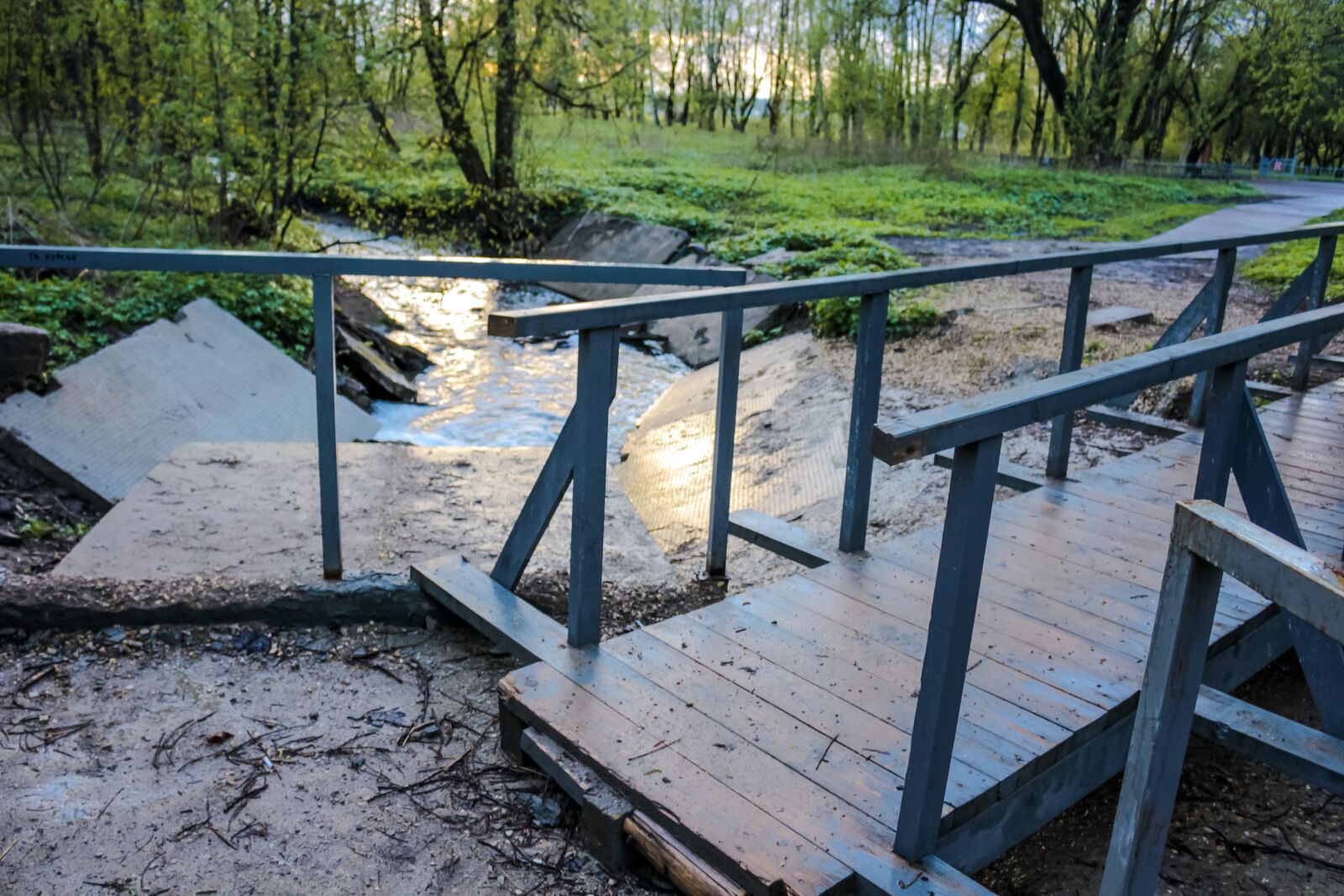 Canon EOS 100D (EOS Rebel SL1 / EOS Kiss X7) sample photo. Bridge, creek, evening photography