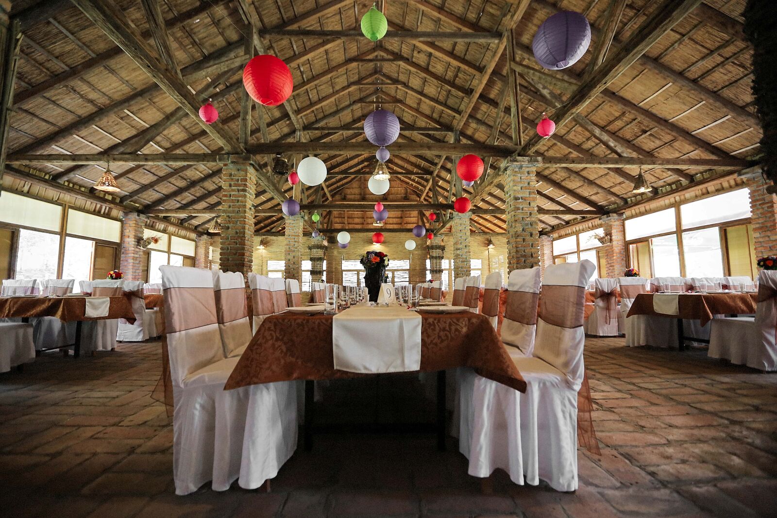 Canon EF 16-35mm F2.8L II USM sample photo. Dining area, lunchroom, restaurant photography