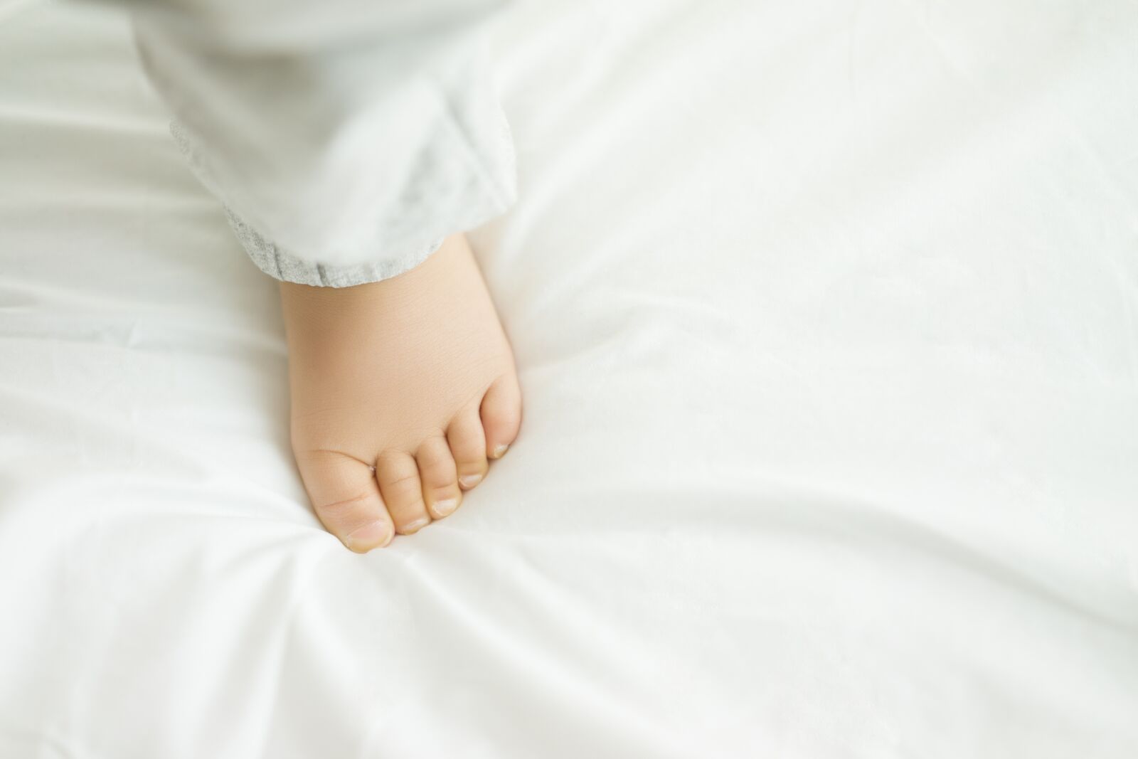 Sony a7R sample photo. Foot, baby, white photography