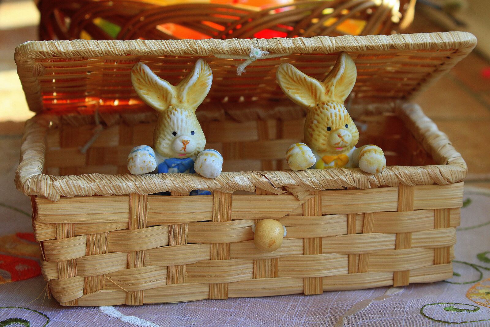 Canon EOS 1200D (EOS Rebel T5 / EOS Kiss X70 / EOS Hi) sample photo. Bunnies, basket, decoration photography