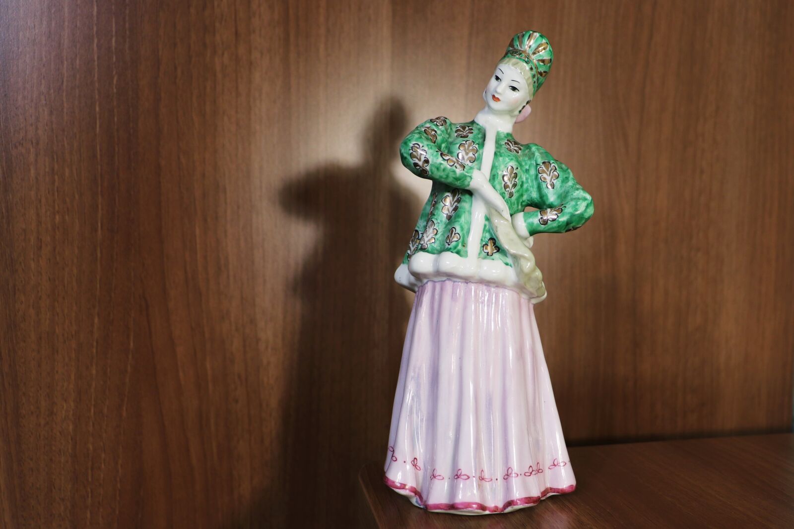 Canon EOS 200D (EOS Rebel SL2 / EOS Kiss X9) sample photo. Porcelain, statuette, at home photography