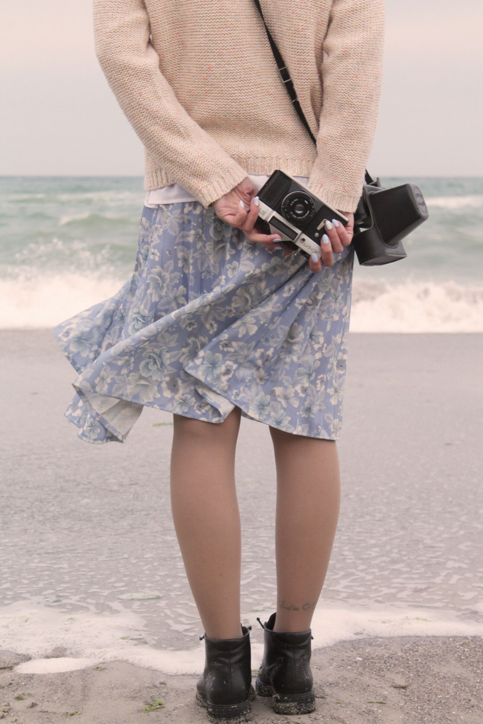 Canon EOS 1100D (EOS Rebel T3 / EOS Kiss X50) sample photo. Girl, camera, sea photography