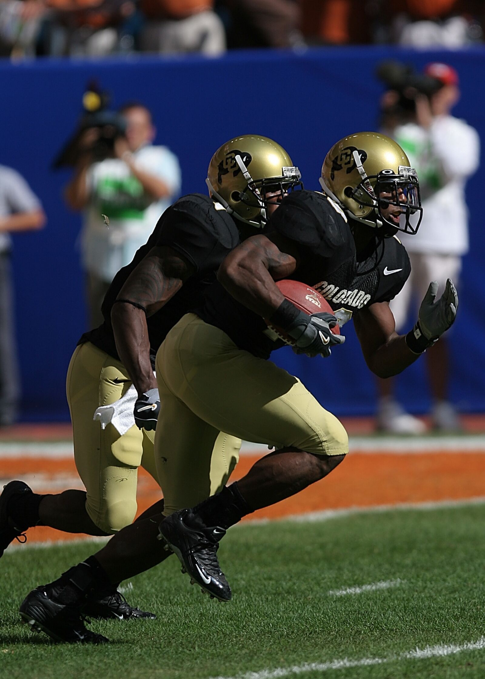 Canon EOS 20D sample photo. Football, running back, kick photography