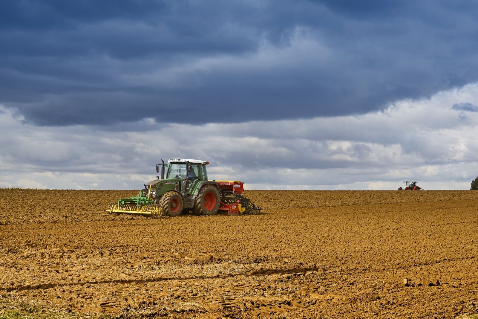 Sony ILCA-77M2 + Sony DT 16-50mm F2.8 SSM sample photo. Tractor, field, landscape photography