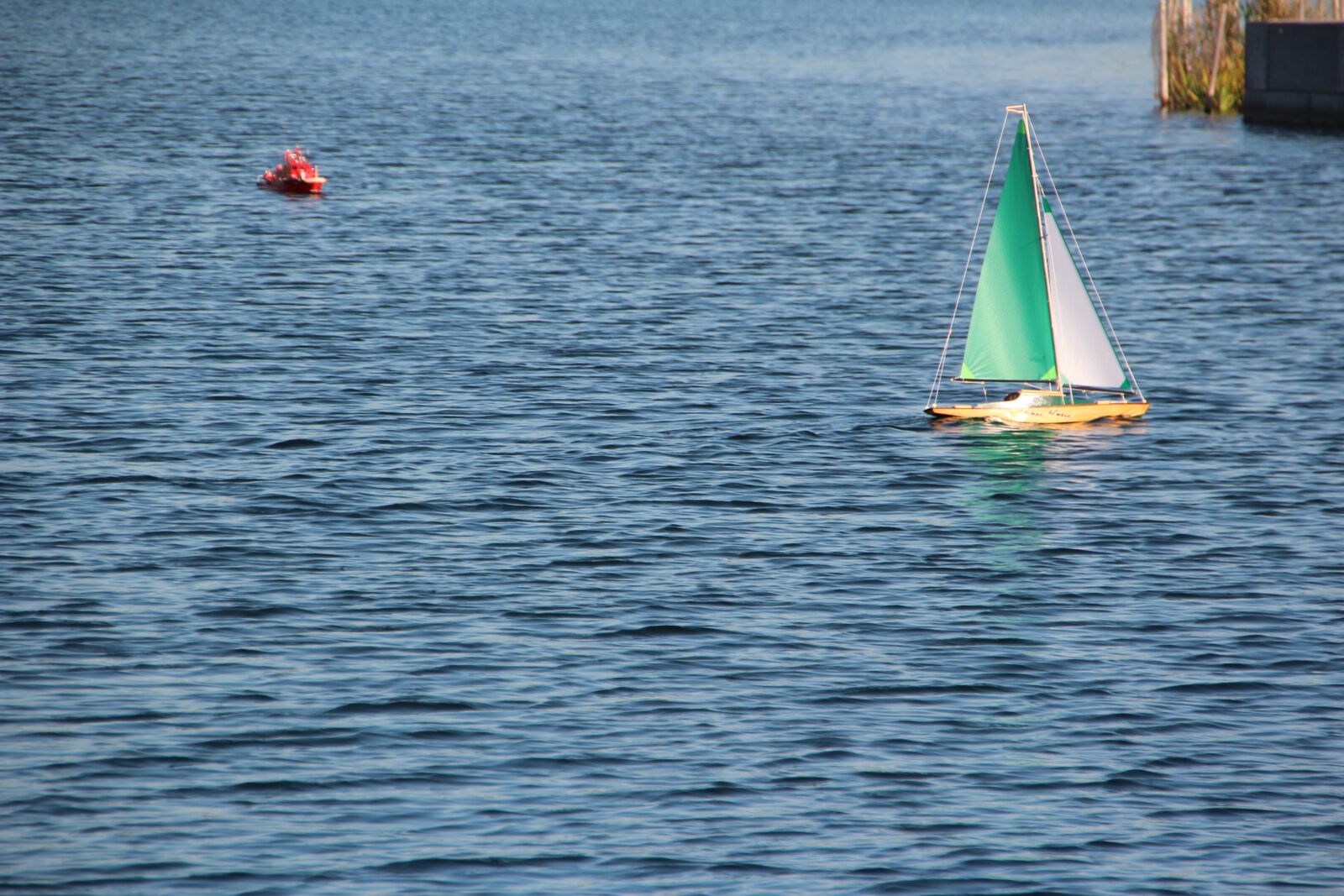 Canon EOS 600D (Rebel EOS T3i / EOS Kiss X5) sample photo. Model boat, lake, remotely photography