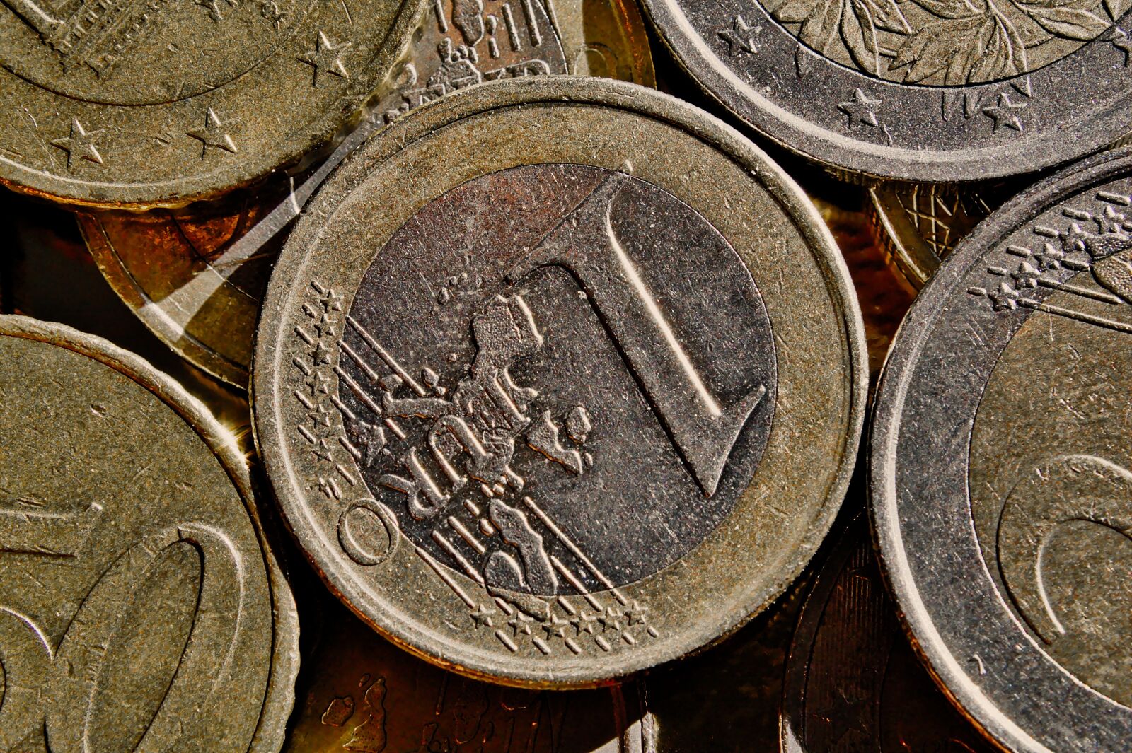 Canon EOS 1100D (EOS Rebel T3 / EOS Kiss X50) sample photo. Euro, coin, closeup photography
