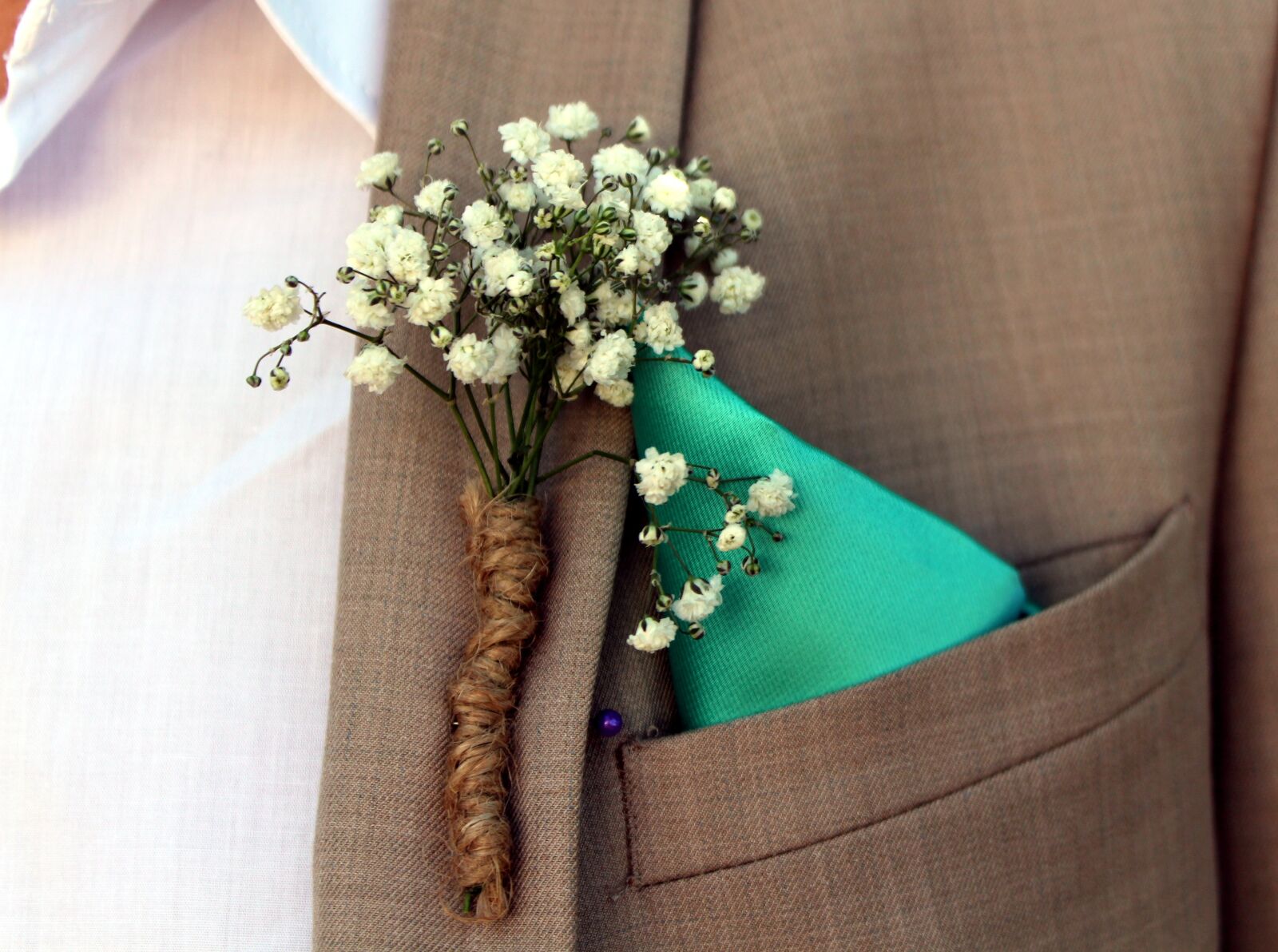 Canon EOS 650D (EOS Rebel T4i / EOS Kiss X6i) sample photo. Arrangement, flowers, groom photography