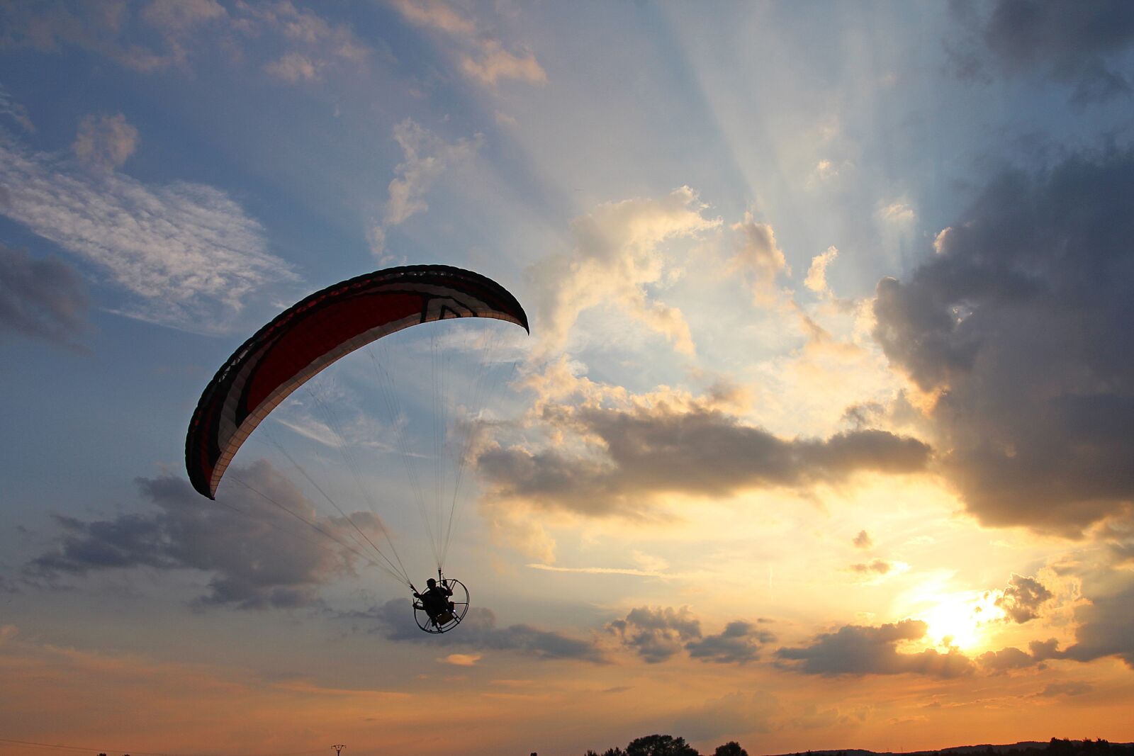 Canon EOS 1200D (EOS Rebel T5 / EOS Kiss X70 / EOS Hi) sample photo. Motor glider, paraglider, air photography