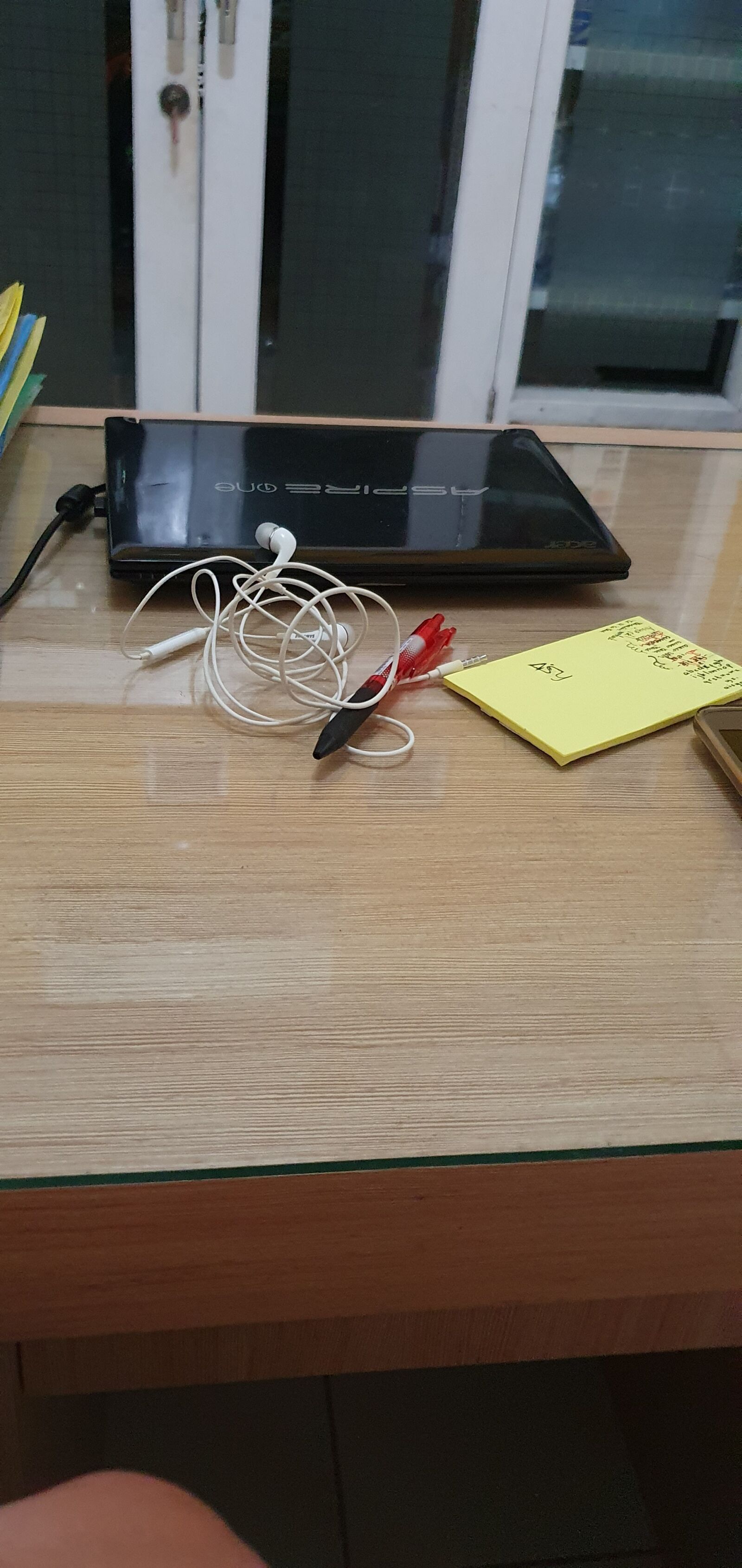Samsung Galaxy S10+ sample photo. Table, work, deadline photography