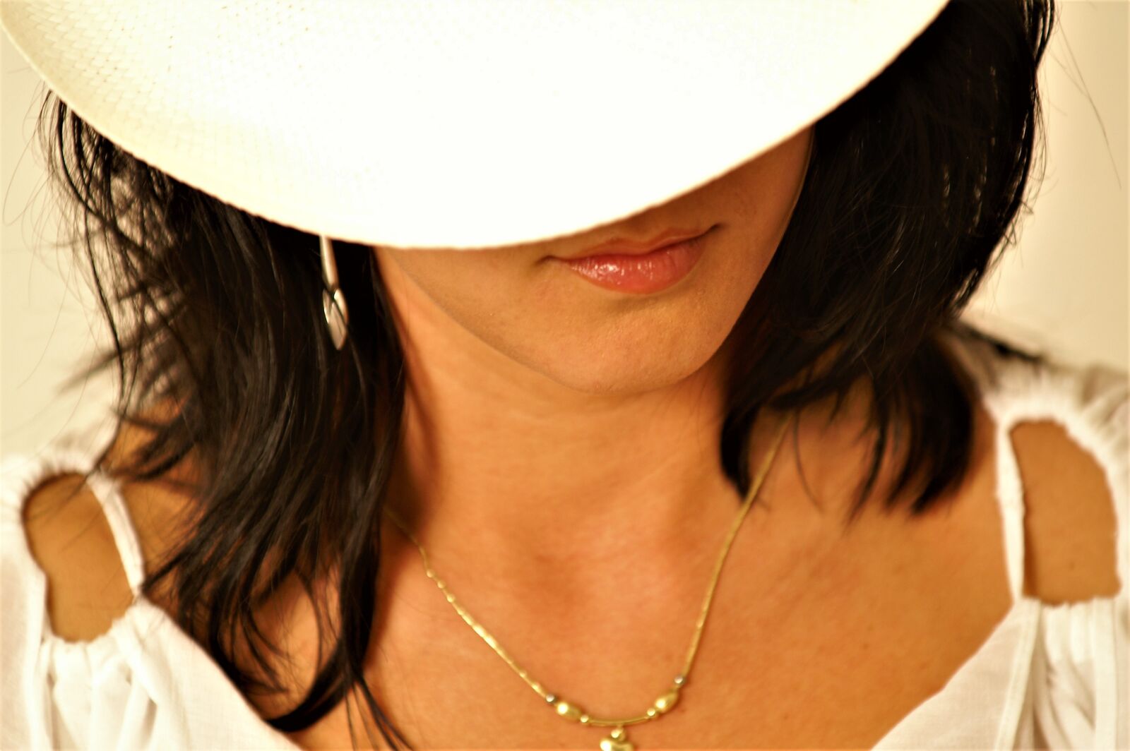 KONICA MINOLTA DYNAX 7D sample photo. Face, woman, hat photography