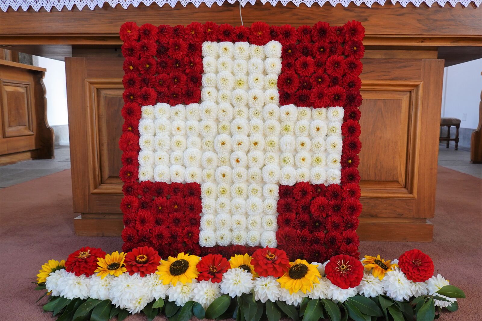 Sony DSC-RX100M7 sample photo. Swiss cross, flowers, church photography