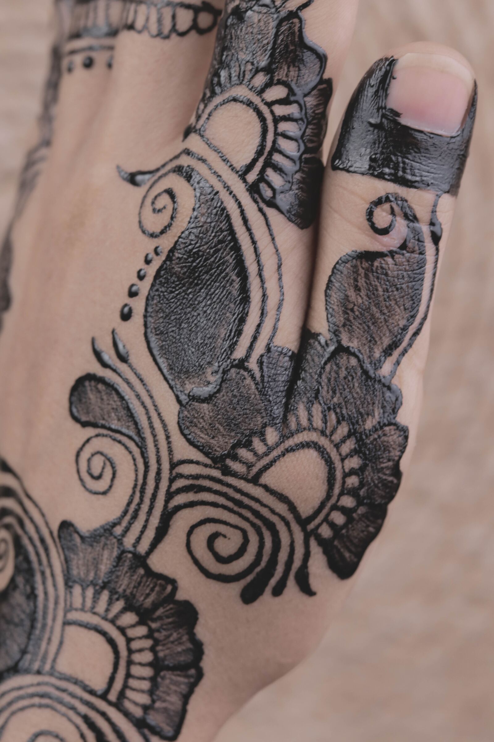 Canon EOS 80D + Canon EF 50mm F1.8 STM sample photo. Henna, hands, mehendi photography