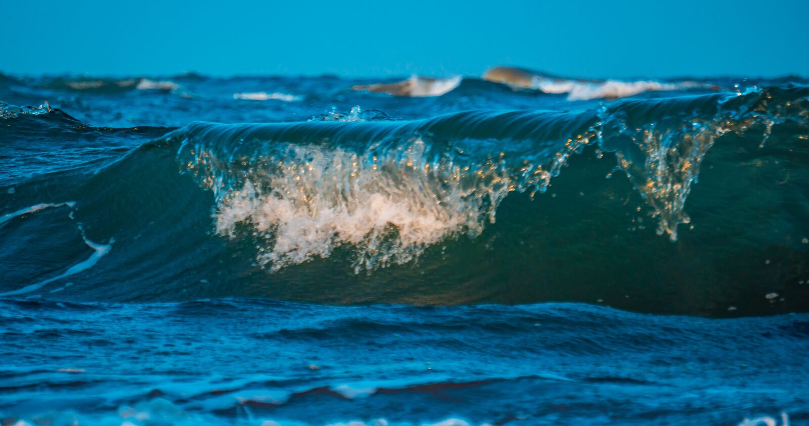 Sony E 55-210mm F4.5-6.3 OSS sample photo. Waves, beach, ocean photography