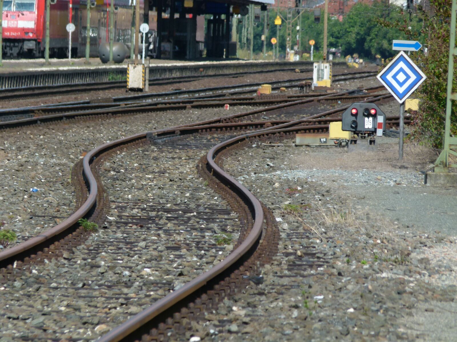 Panasonic Lumix DMC-FZ100 sample photo. Railway, signal, soft photography
