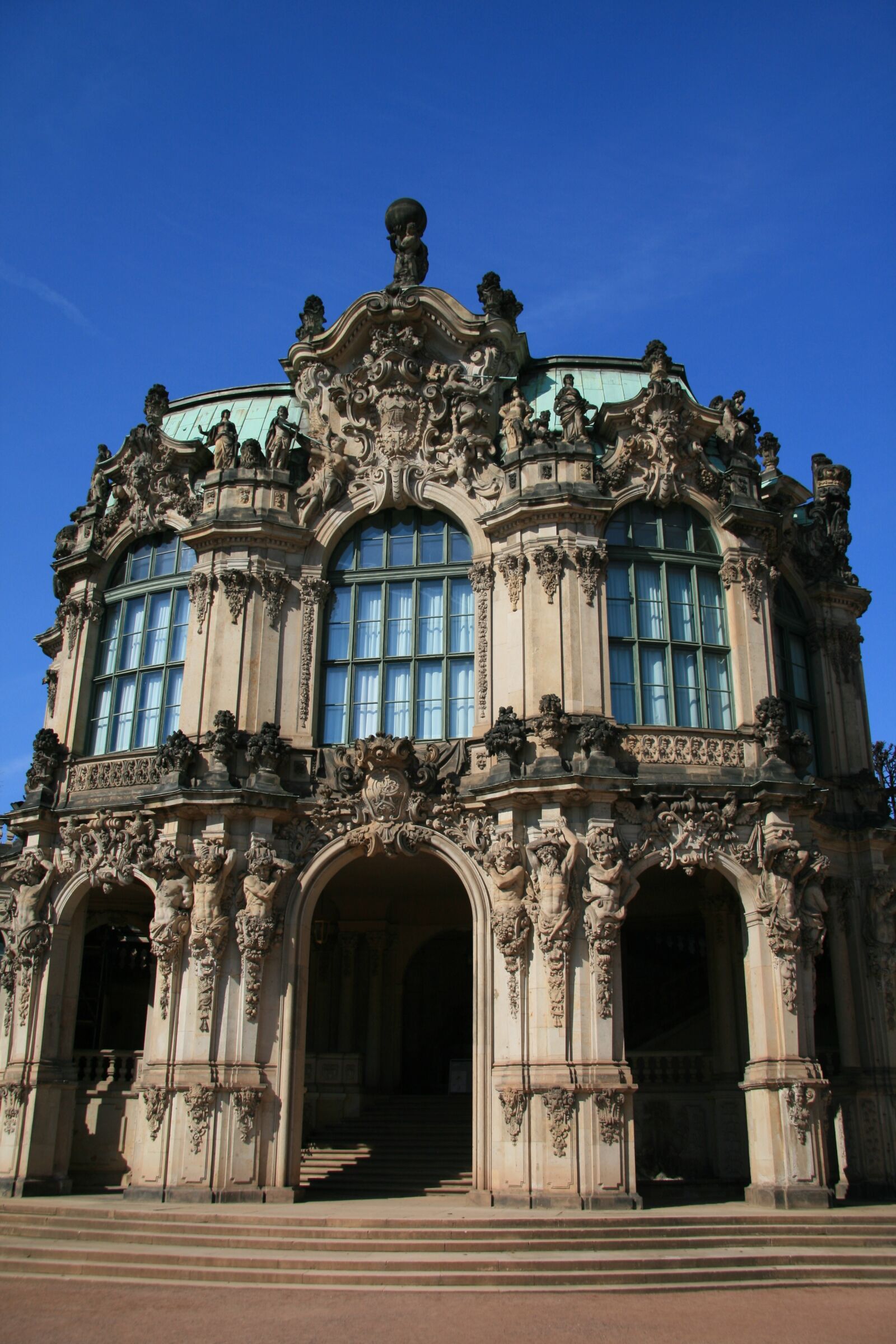 Canon EOS 400D (EOS Digital Rebel XTi / EOS Kiss Digital X) sample photo. Dresden, kennel, historic center photography