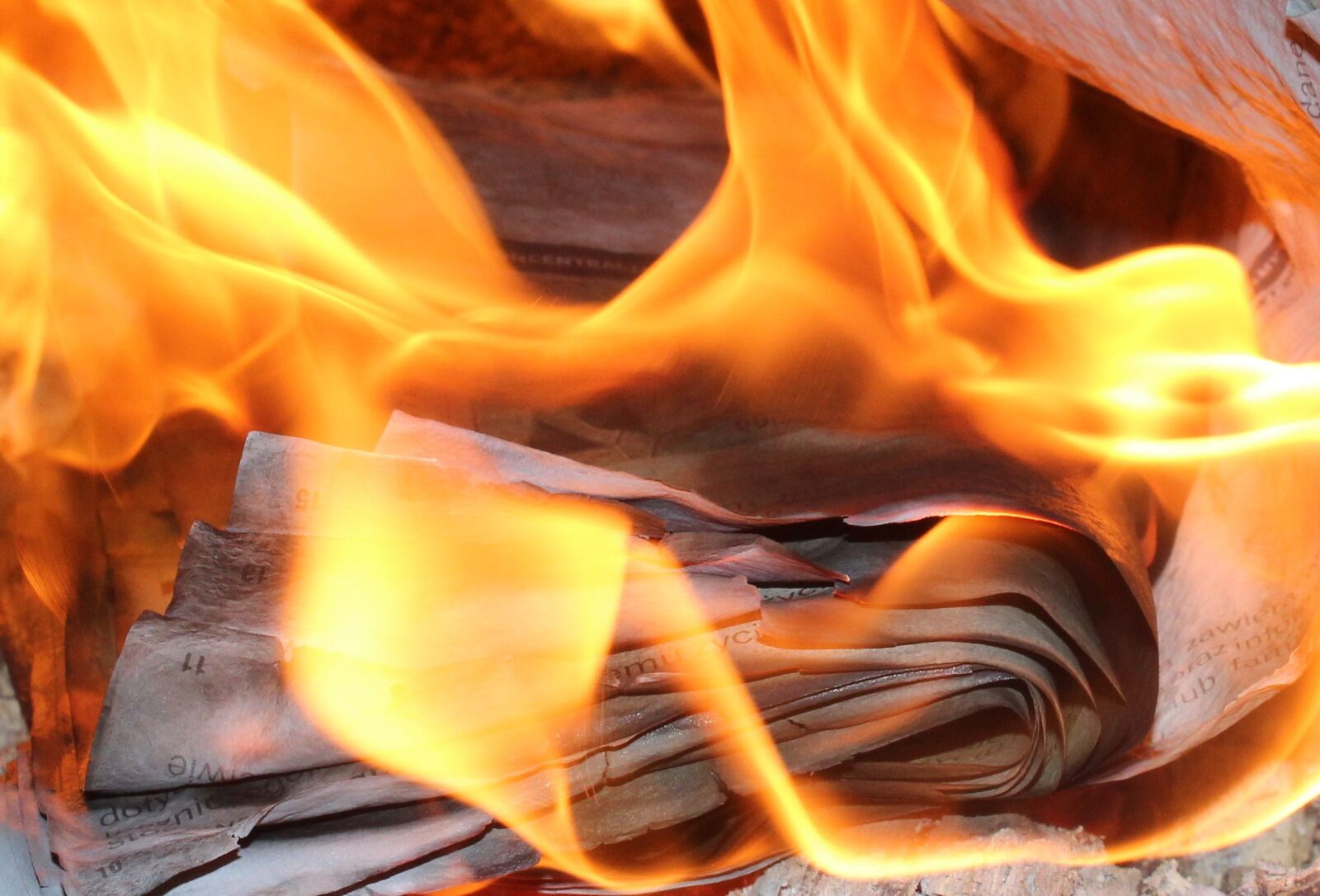Canon EOS 1200D (EOS Rebel T5 / EOS Kiss X70 / EOS Hi) sample photo. Flames, burn, paper photography