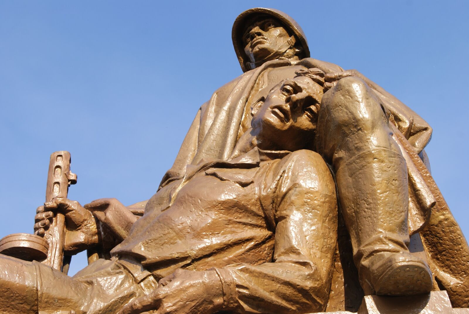 Sony Alpha DSLR-A230 sample photo. Soldier, monument, the red photography