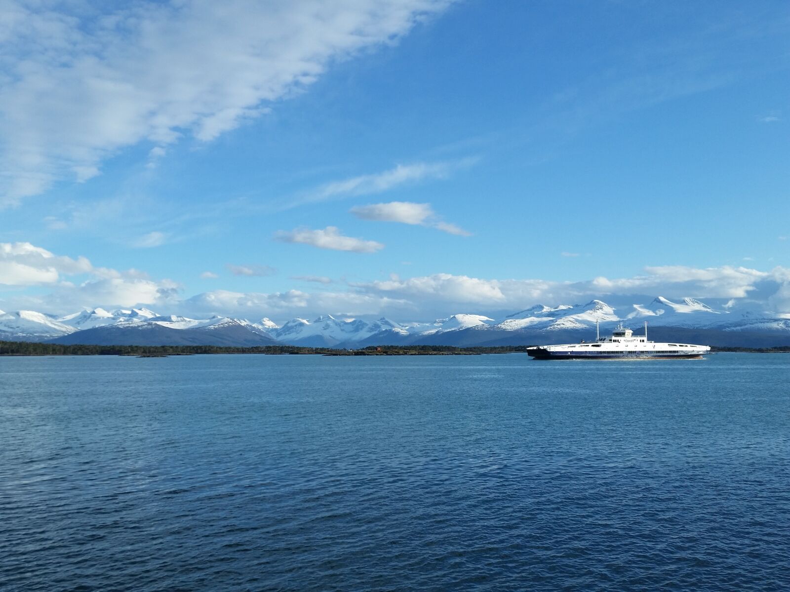 Samsung Galaxy S5 sample photo. In the foreground, panorama photography