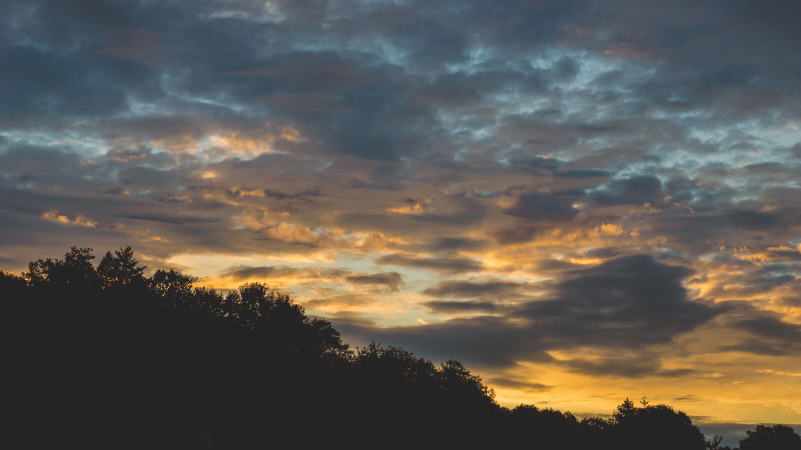 24-70mm F2.8-2.8 SSM sample photo. Afterglow, backlit, clouds, dark photography