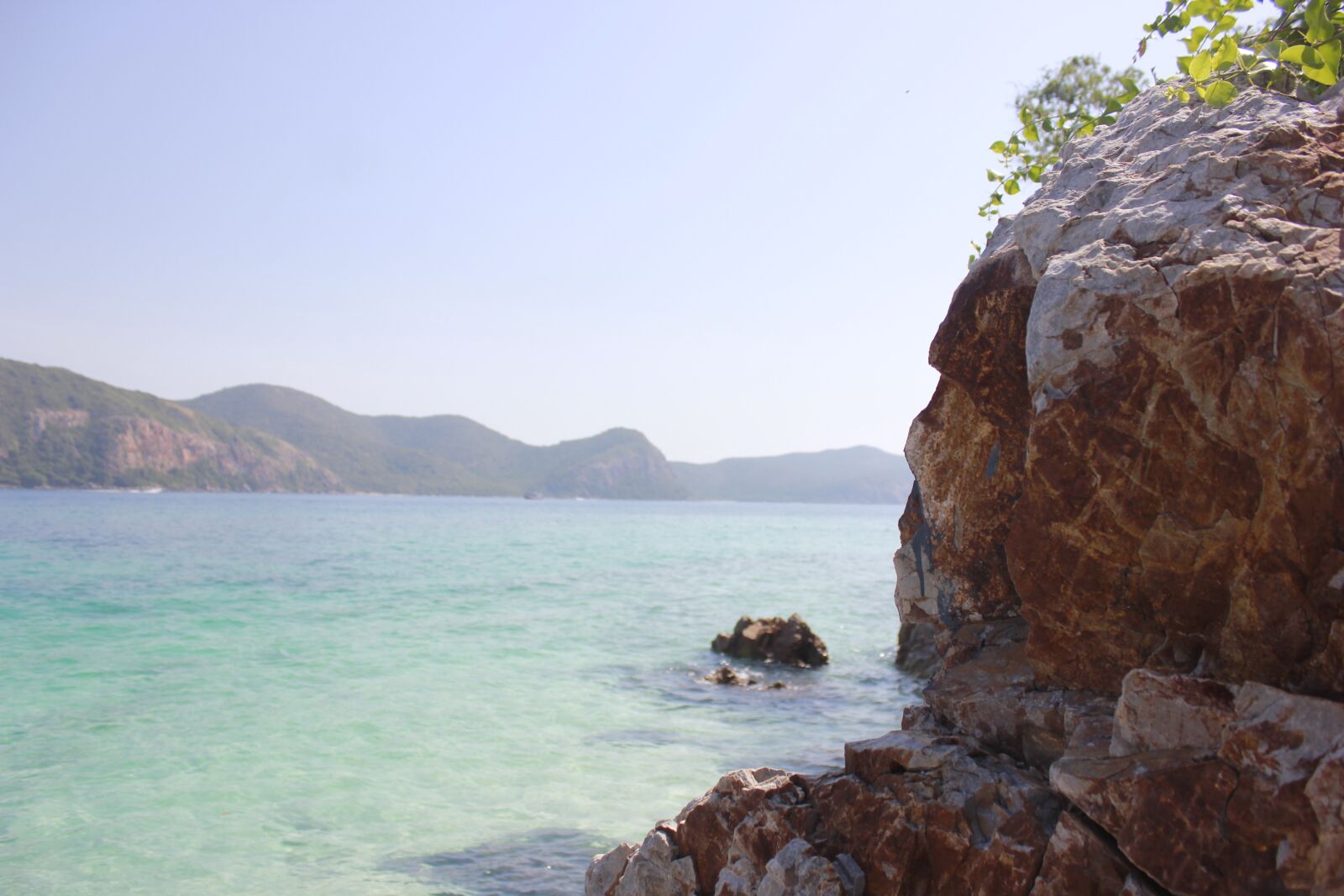 Canon EOS 550D (EOS Rebel T2i / EOS Kiss X4) sample photo. Sea, summer, rock photography