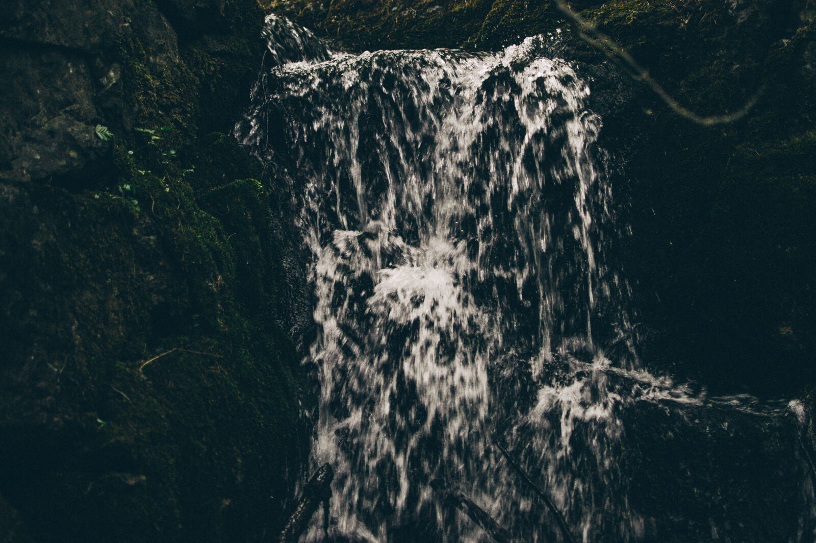 Nikon D3200 + Nikon AF-S DX Nikkor 35mm F1.8G sample photo. Cold, creek, dark, environment photography