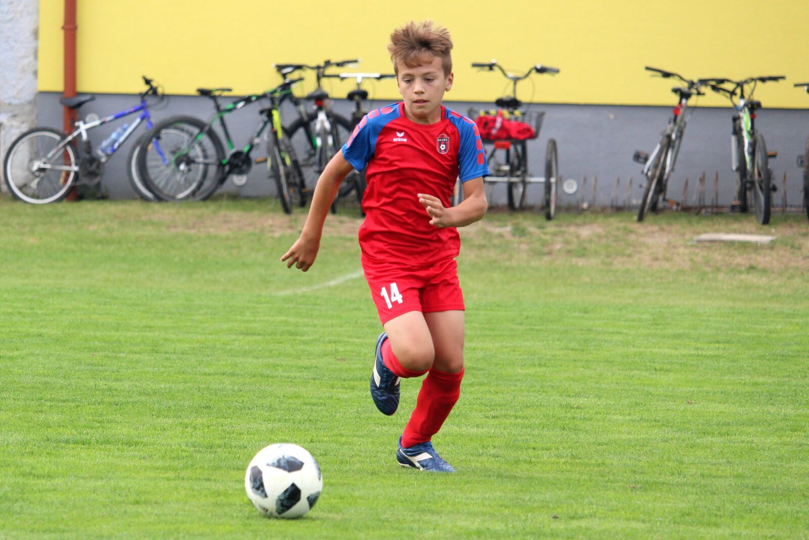 Canon EF-S 55-250mm F4-5.6 IS STM sample photo. Football, younger pupils, pupils photography