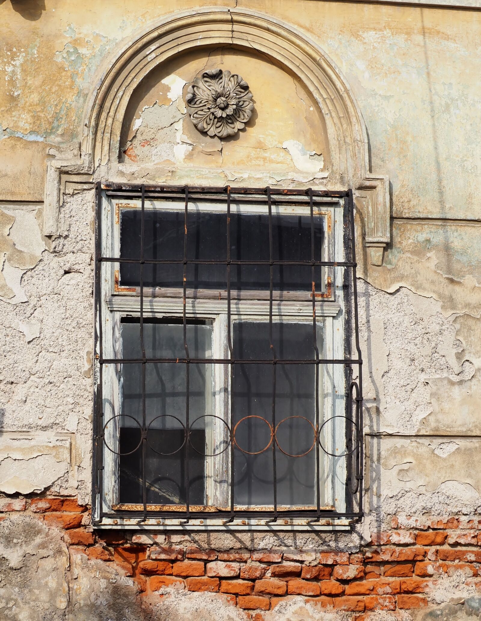 Olympus OM-D E-M10 sample photo. Old window, window grilles photography