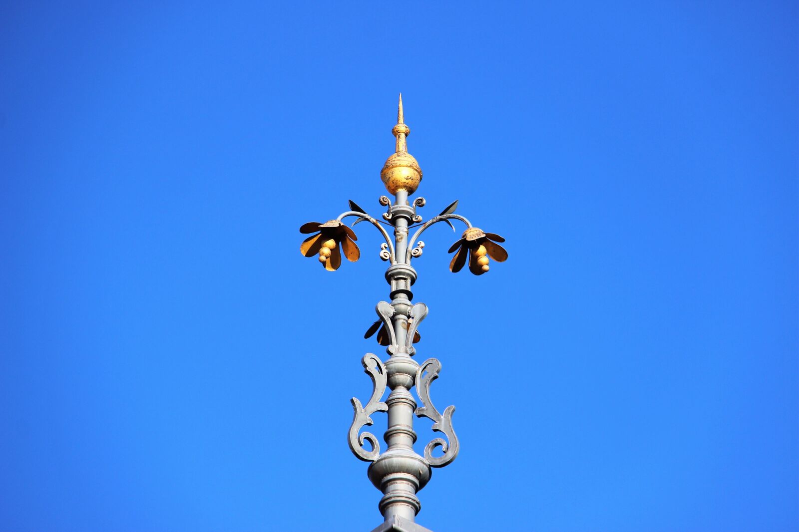 Canon EF-S 18-200mm F3.5-5.6 IS sample photo. Roof top, art, architecture photography