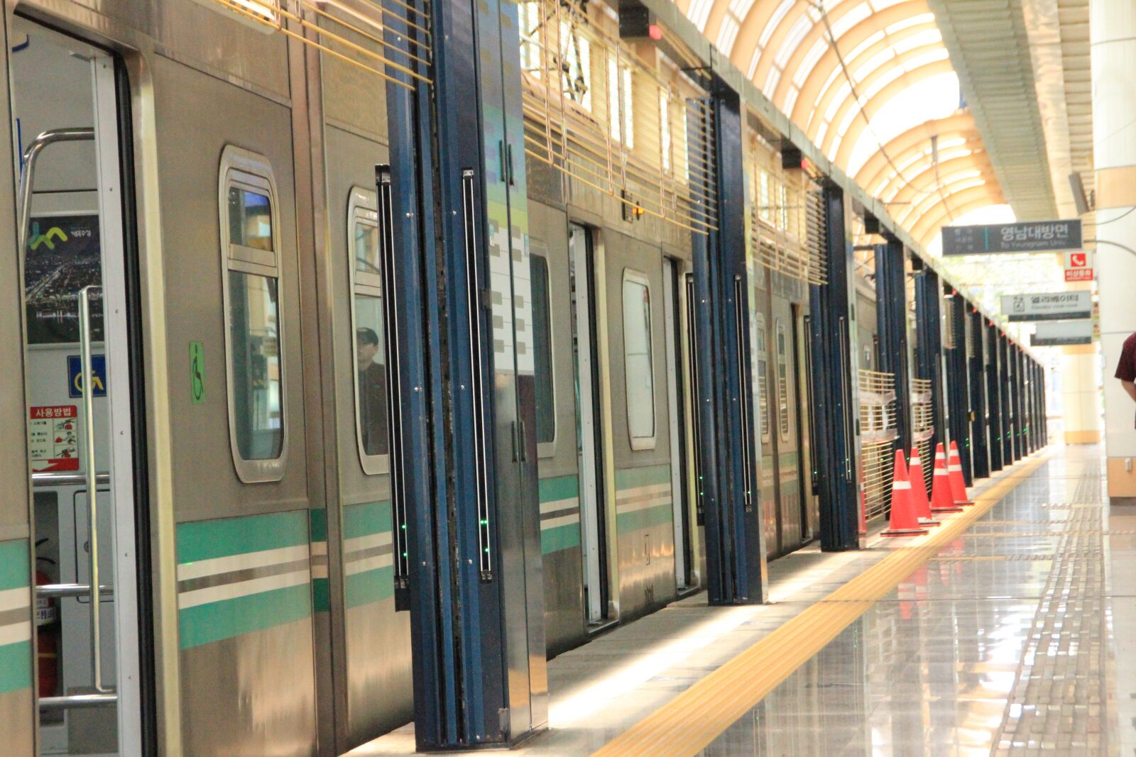 Canon EOS 600D (Rebel EOS T3i / EOS Kiss X5) sample photo. Train, korea, railway photography