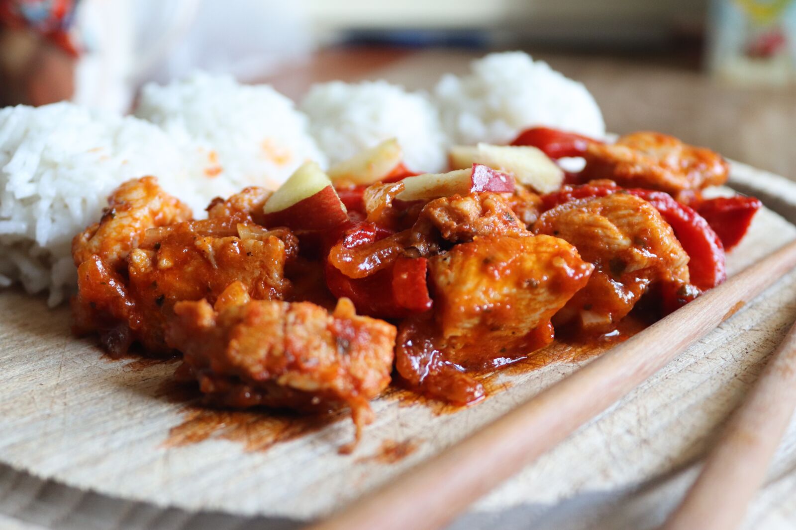 Canon EOS 200D (EOS Rebel SL2 / EOS Kiss X9) sample photo. Rice, chicken, chopsticks photography