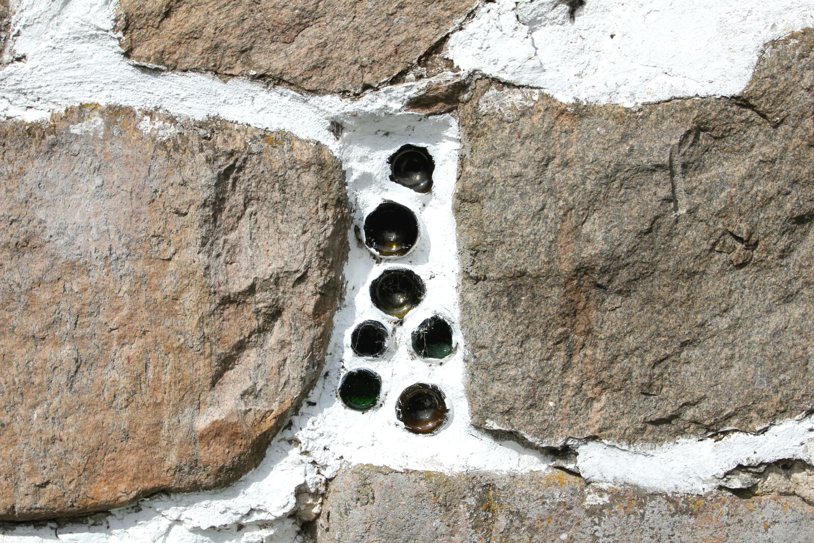 Canon EOS 550D (EOS Rebel T2i / EOS Kiss X4) sample photo. Wall, gråsten, bottles photography