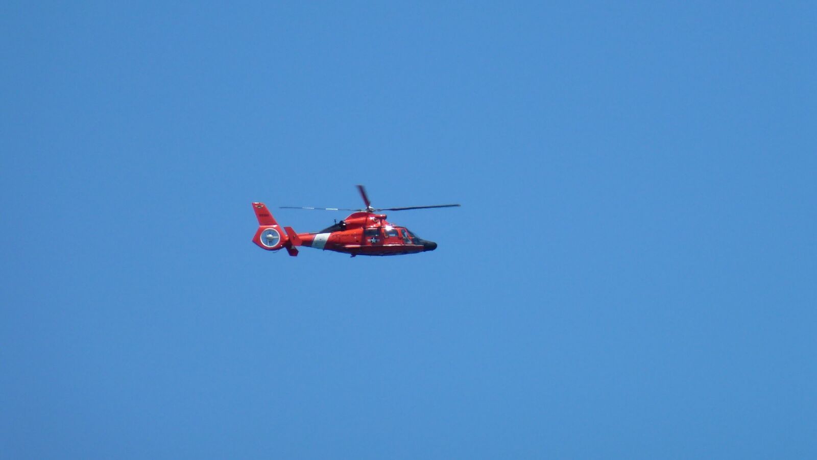 Leica V-Lux 30 / Panasonic Lumix DMC-TZ22 sample photo. Sky, helicopter, red photography