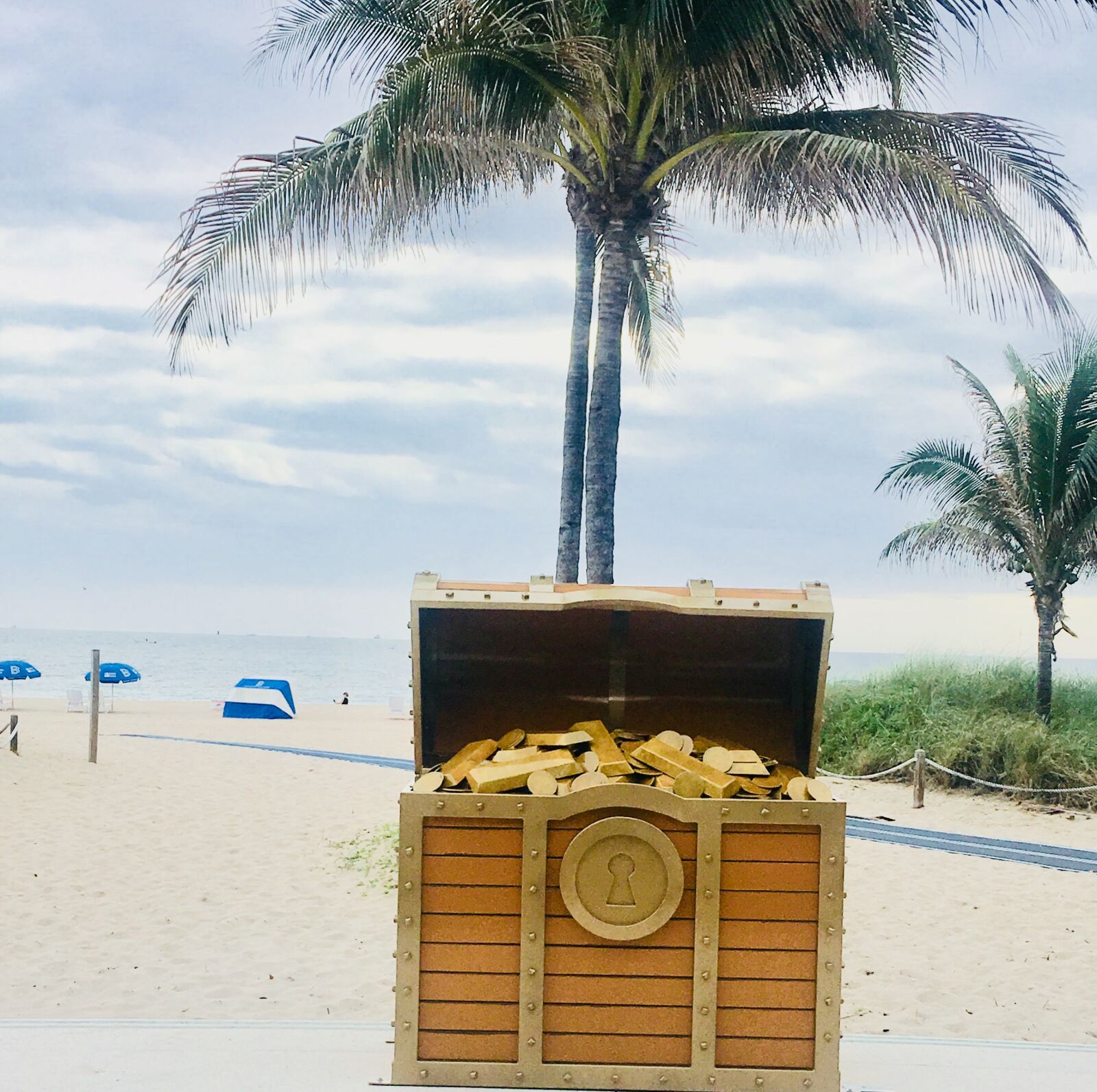 iPhone 6s Plus back camera 4.15mm f/2.2 sample photo. Treasure, chest, beach photography