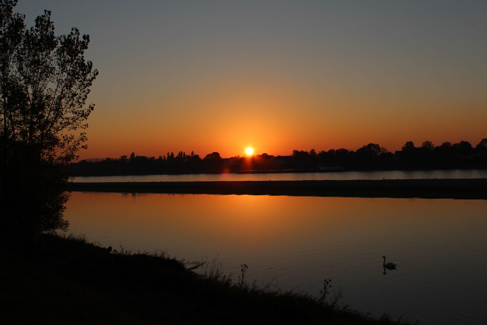 Canon EOS 650D (EOS Rebel T4i / EOS Kiss X6i) sample photo. Sunset, dawn, waters photography