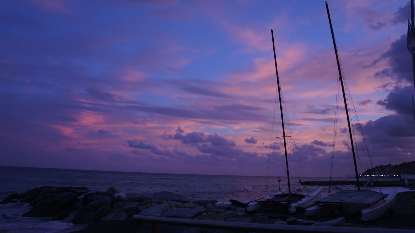 Sony E 18-200mm F3.5-6.3 OSS sample photo. Sunset, boats, sailboats photography