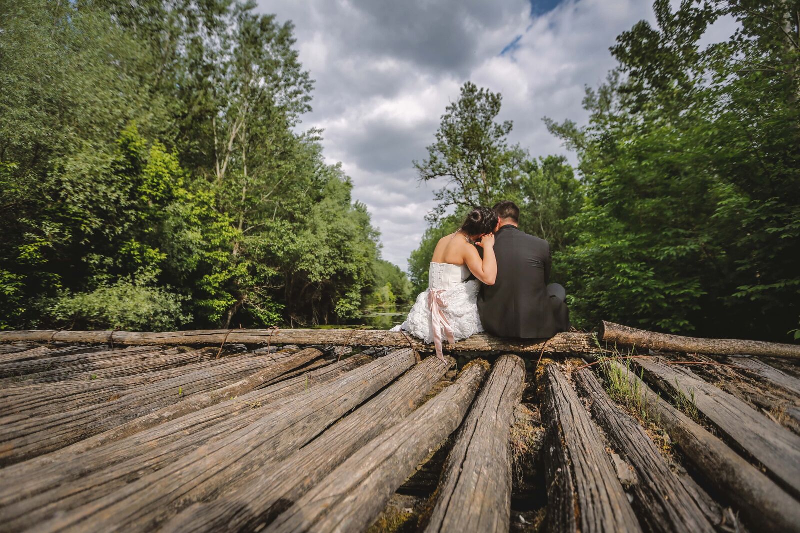 Canon EF 16-35mm F2.8L II USM sample photo. Shoulder, hug, relaxation, rest photography