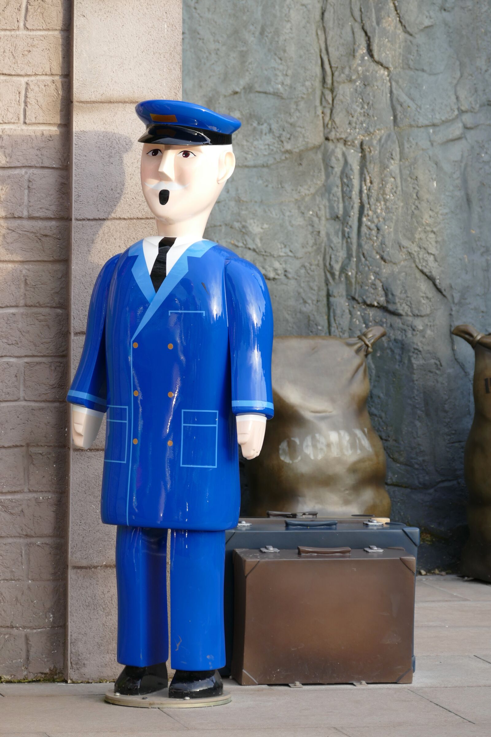 Panasonic Lumix DMC-FZ1000 sample photo. Man, train, guard photography
