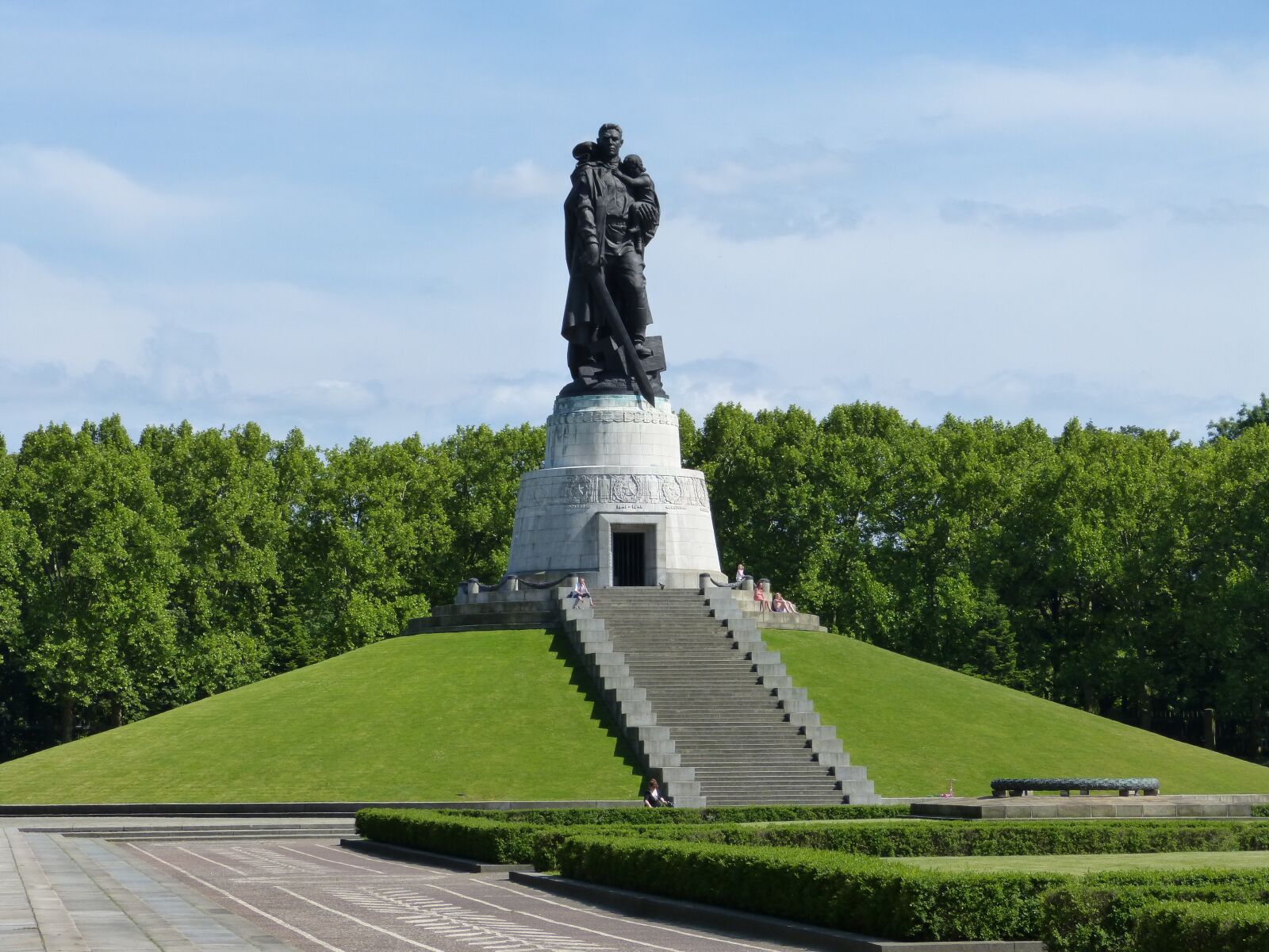 Panasonic DMC-FZ62 sample photo. Berlin, soviet, monument photography