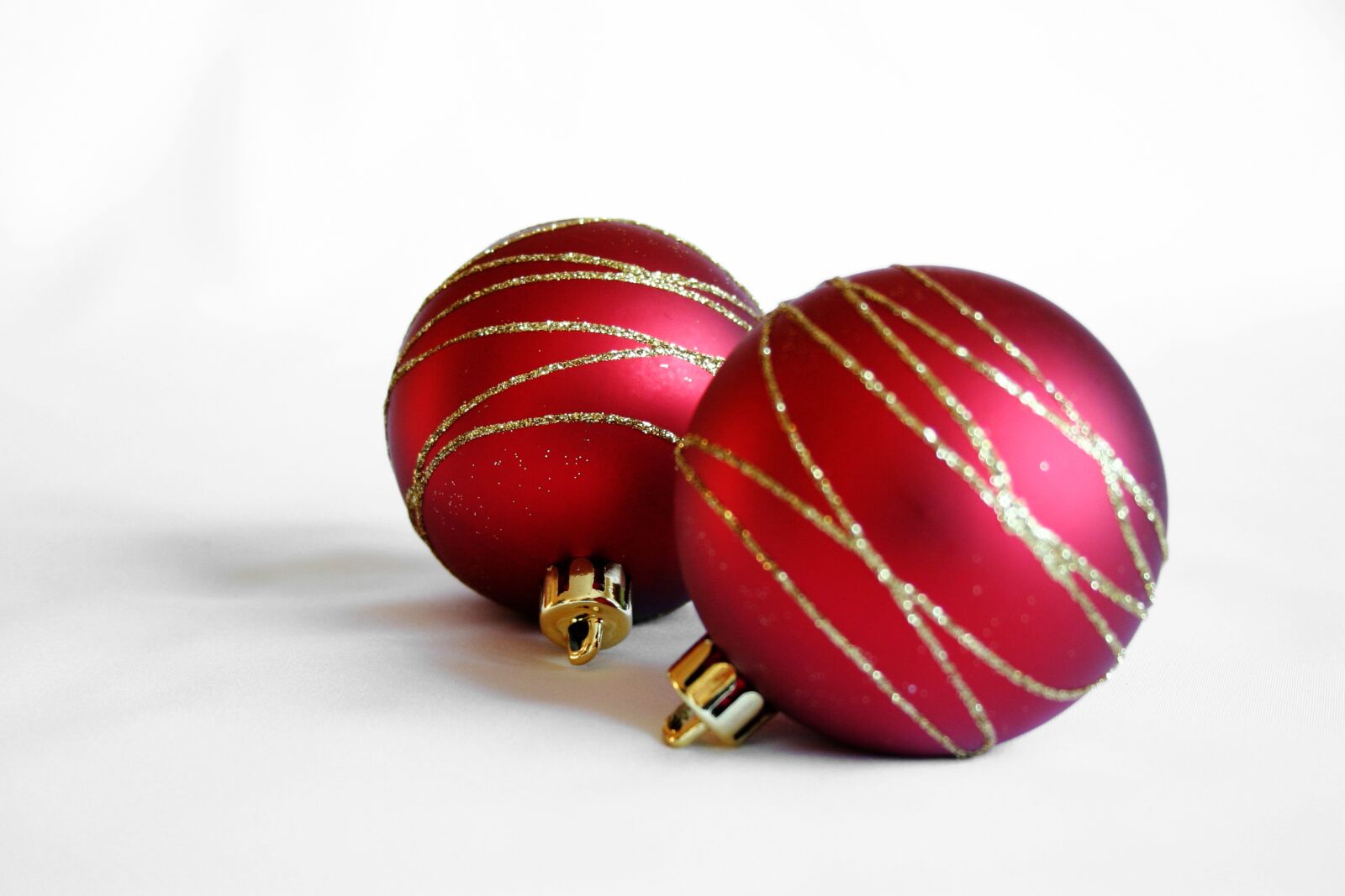 Canon EOS 300D (EOS Digital Rebel / EOS Kiss Digital) sample photo. Christmas decorations, balls, red photography