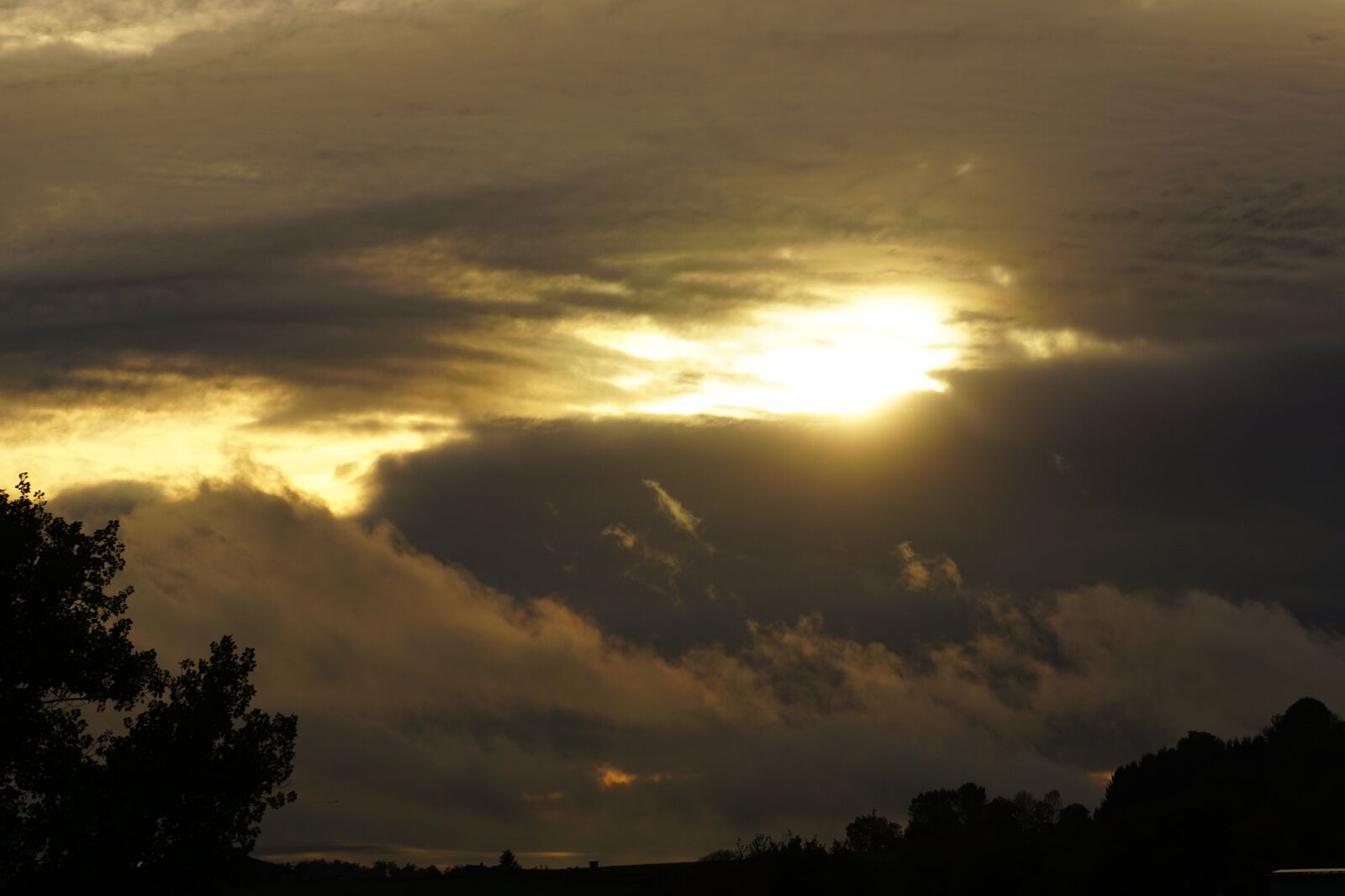 Sony E 55-210mm F4.5-6.3 OSS sample photo. Sunset, cloud formations, nature photography
