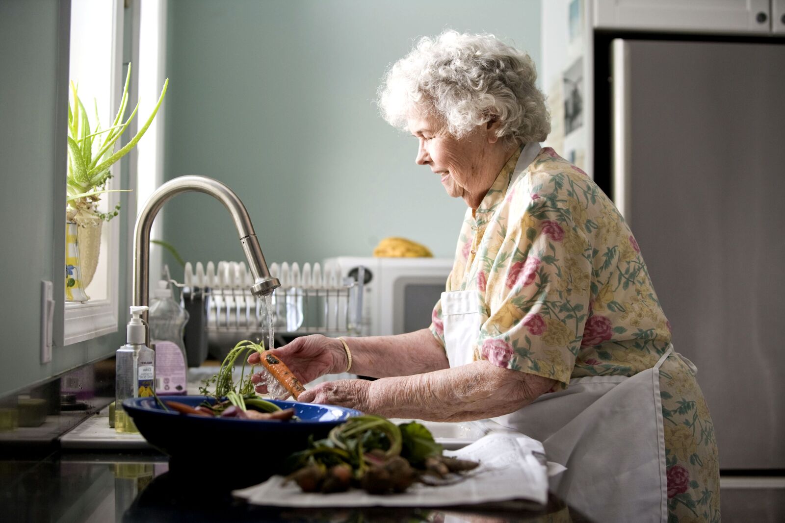 Canon EOS-1Ds Mark II sample photo. Woman, preparing, meal, kitchen photography