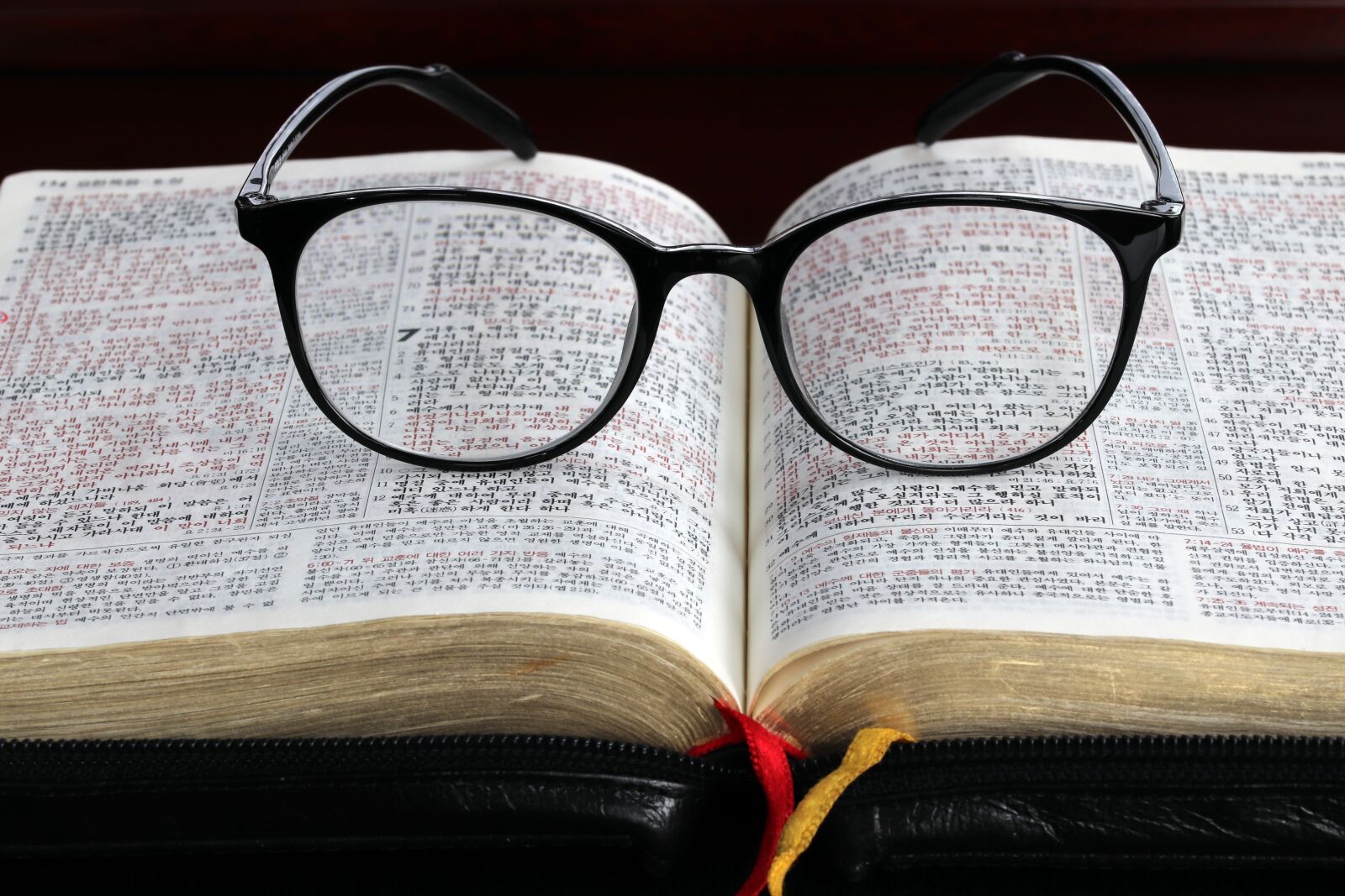 Canon EOS 800D (EOS Rebel T7i / EOS Kiss X9i) sample photo. The bible, glasses, book photography