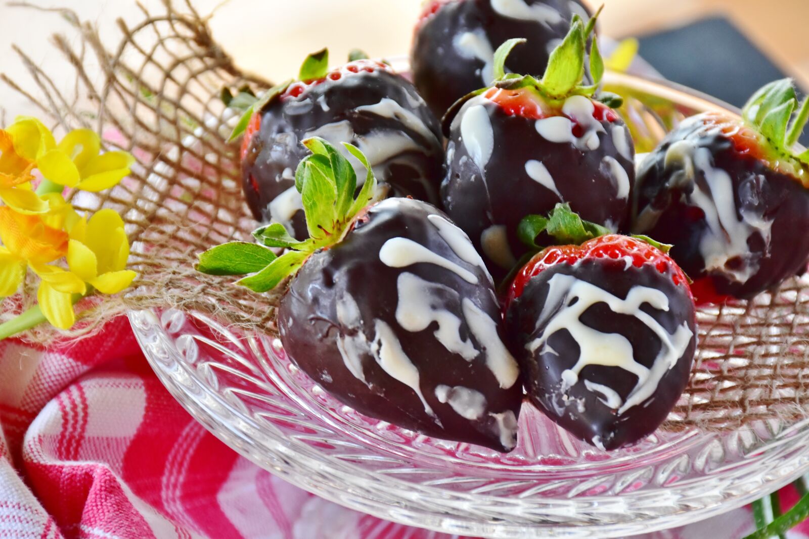 Nikon D7200 sample photo. Strawberries, chocolate, white chocolate photography