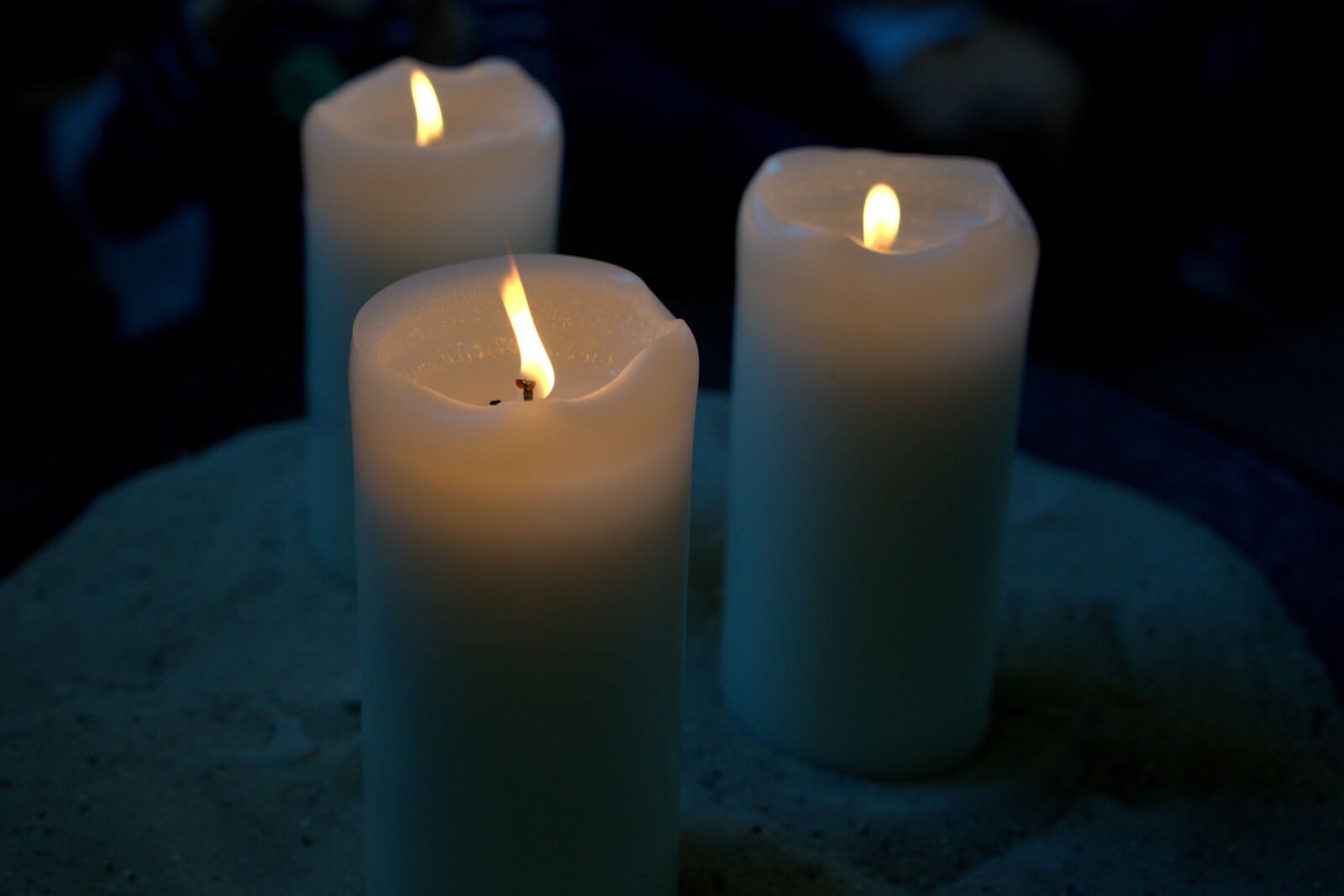 Sony a7 II + Sony Vario Tessar T* FE 24-70mm F4 ZA OSS sample photo. Candles, mourning, candlelight photography
