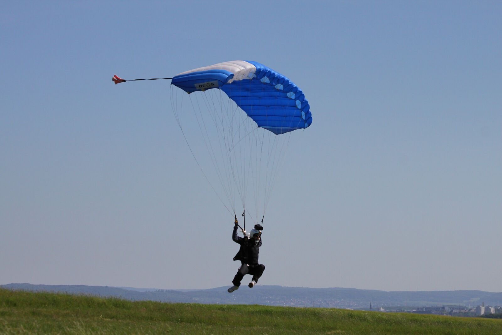 Canon EOS 500D (EOS Rebel T1i / EOS Kiss X3) sample photo. Parachute, flying, paragliding photography