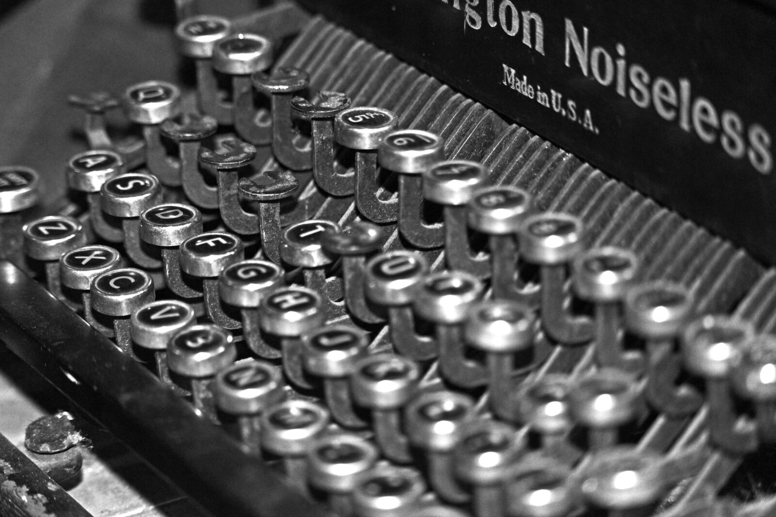Canon EF-S 55-250mm F4-5.6 IS STM sample photo. Old typewriter, typewriter, retro photography