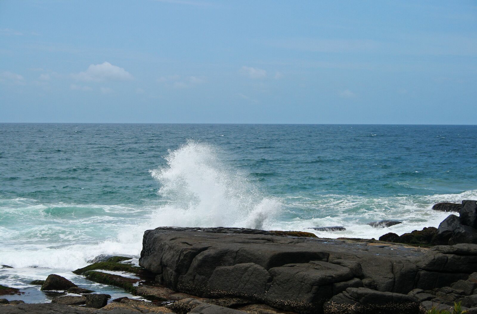 Canon EOS 400D (EOS Digital Rebel XTi / EOS Kiss Digital X) sample photo. Sea spray, sea, ocean photography