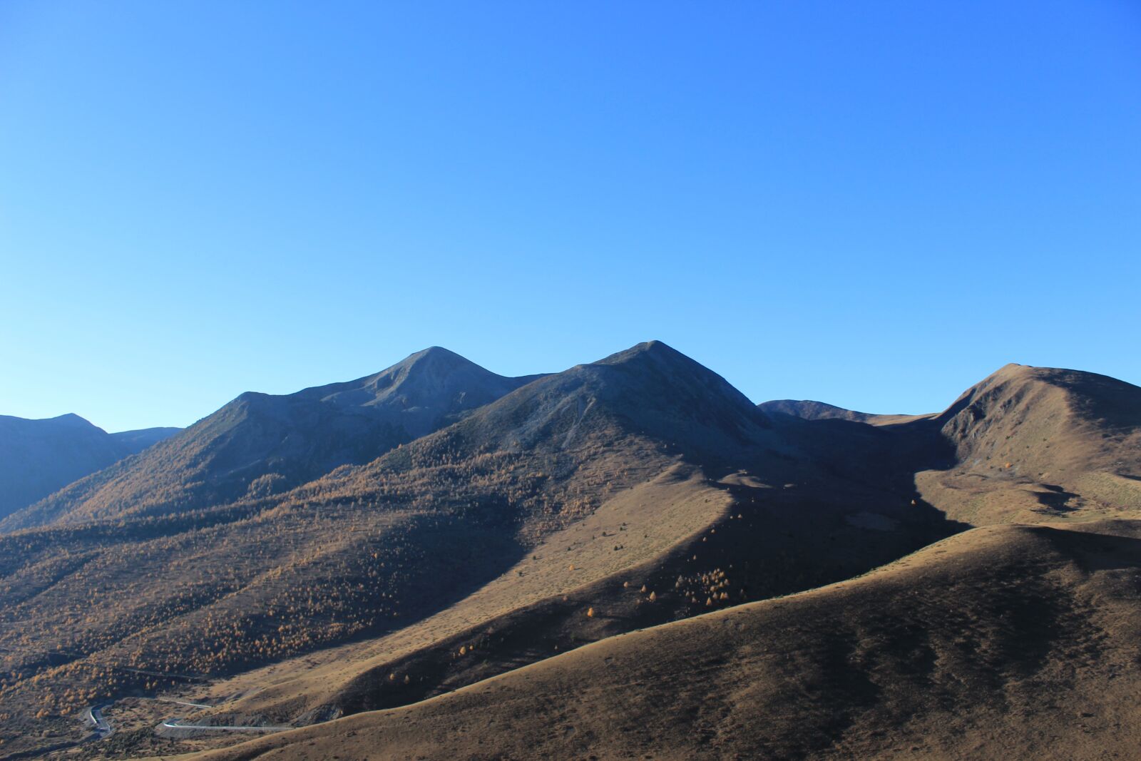 Canon EOS 600D (Rebel EOS T3i / EOS Kiss X5) sample photo. Mountains, blue sky, autumn photography