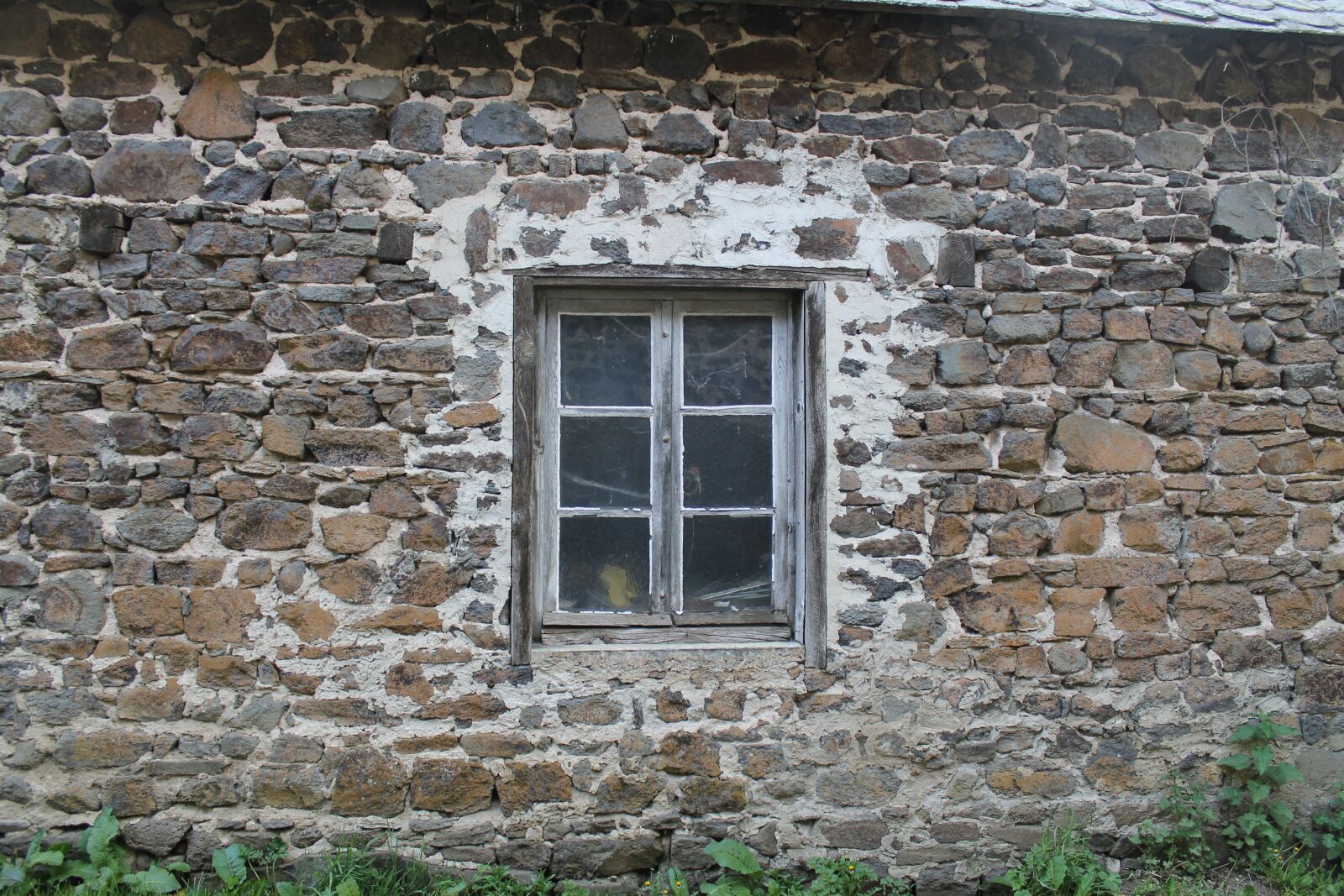 Canon EOS 1100D (EOS Rebel T3 / EOS Kiss X50) sample photo. Window, walls, stones photography