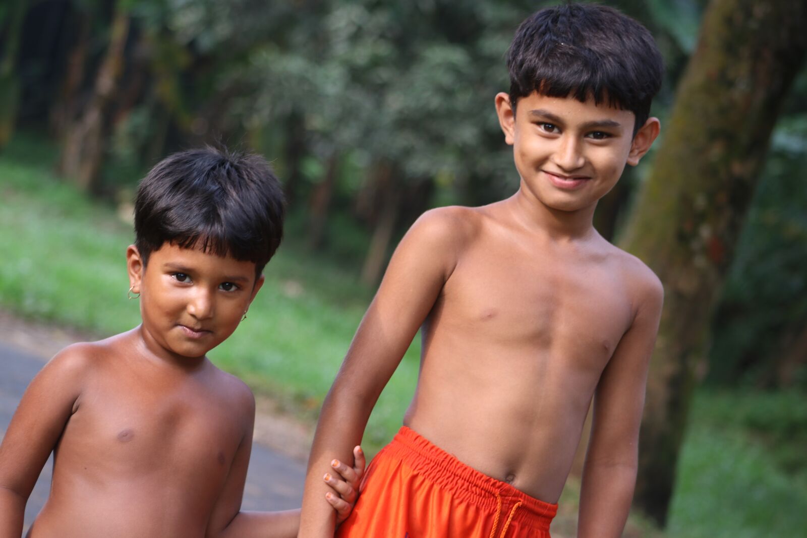 Canon EF75-300mm f/4-5.6 sample photo. Smile, brother sister, happy photography